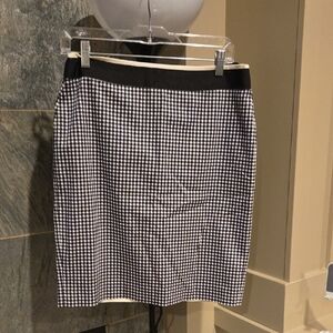 Elegant Black and White Houndstooth Pencil Skirt